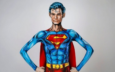 bodypaint-cosplaye-superman-imzasi